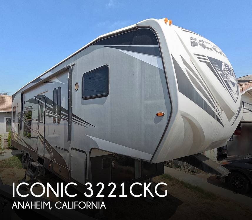Used 2019  Eclipse Iconic 3221CKG by Eclipse from Pop RVs in Anaheim, CA