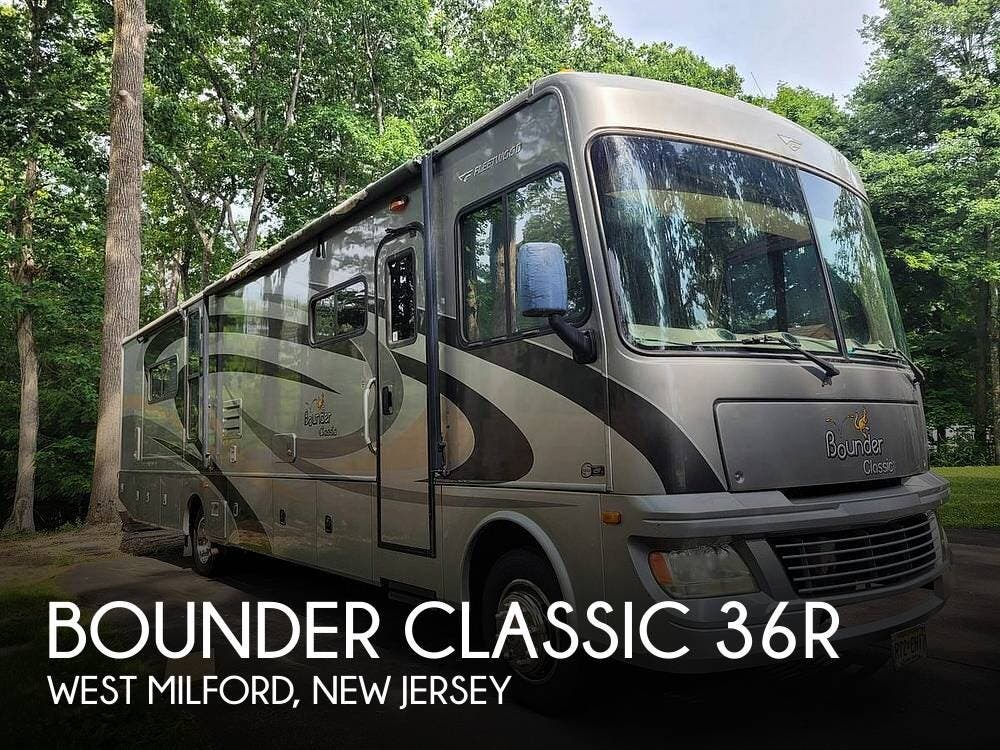 Used 2011  Fleetwood Bounder Classic 36R by Fleetwood from Pop RVs in West Milford, NJ