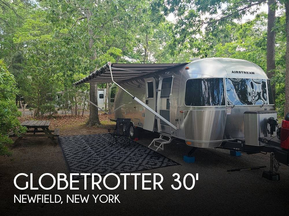 Used 2025  Airstream Globetrotter M-30RB Queen by Airstream from Pop RVs in Newfield, NY