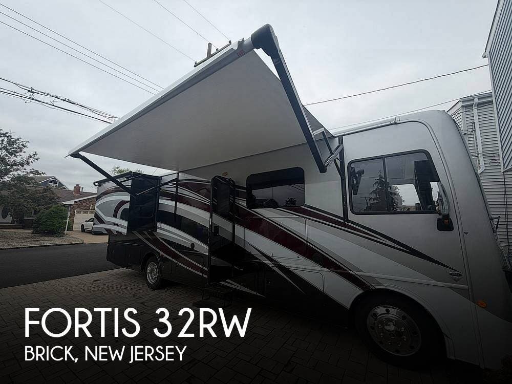 Used 2022  Fleetwood Fortis 32RW by Fleetwood from Pop RVs in Brick, NJ