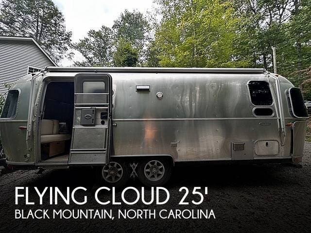 Used 2019  Airstream Flying Cloud 25FB Queen by Airstream from Pop RVs in Black Mountain, NC