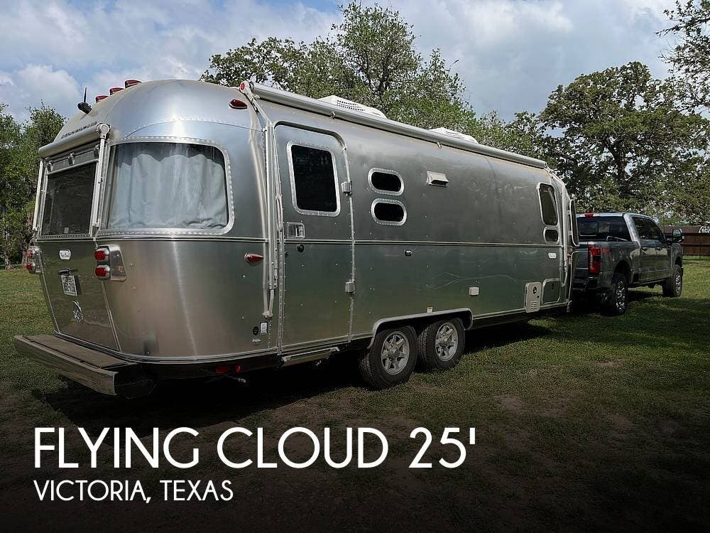 Used 2022  Airstream Flying Cloud 25FB Twin by Airstream from Pop RVs in Victoria, TX
