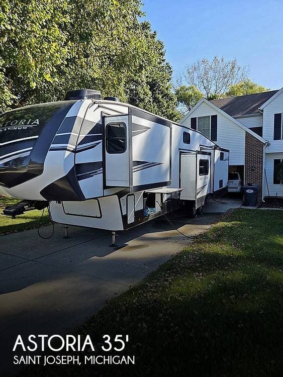 Used 2021  Dutchmen Astoria Platinum Series 3553MBP by Dutchmen from Pop RVs in Saint Joseph, MI