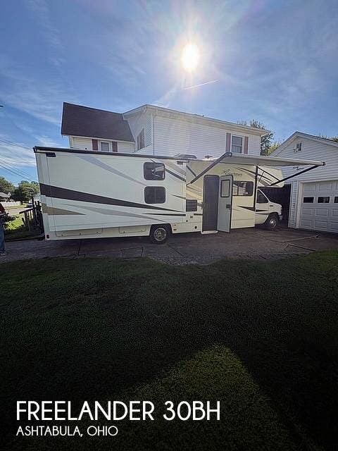 Used 2020  Coachmen Freelander 30BH by Coachmen from Pop RVs in Ashtabula, OH