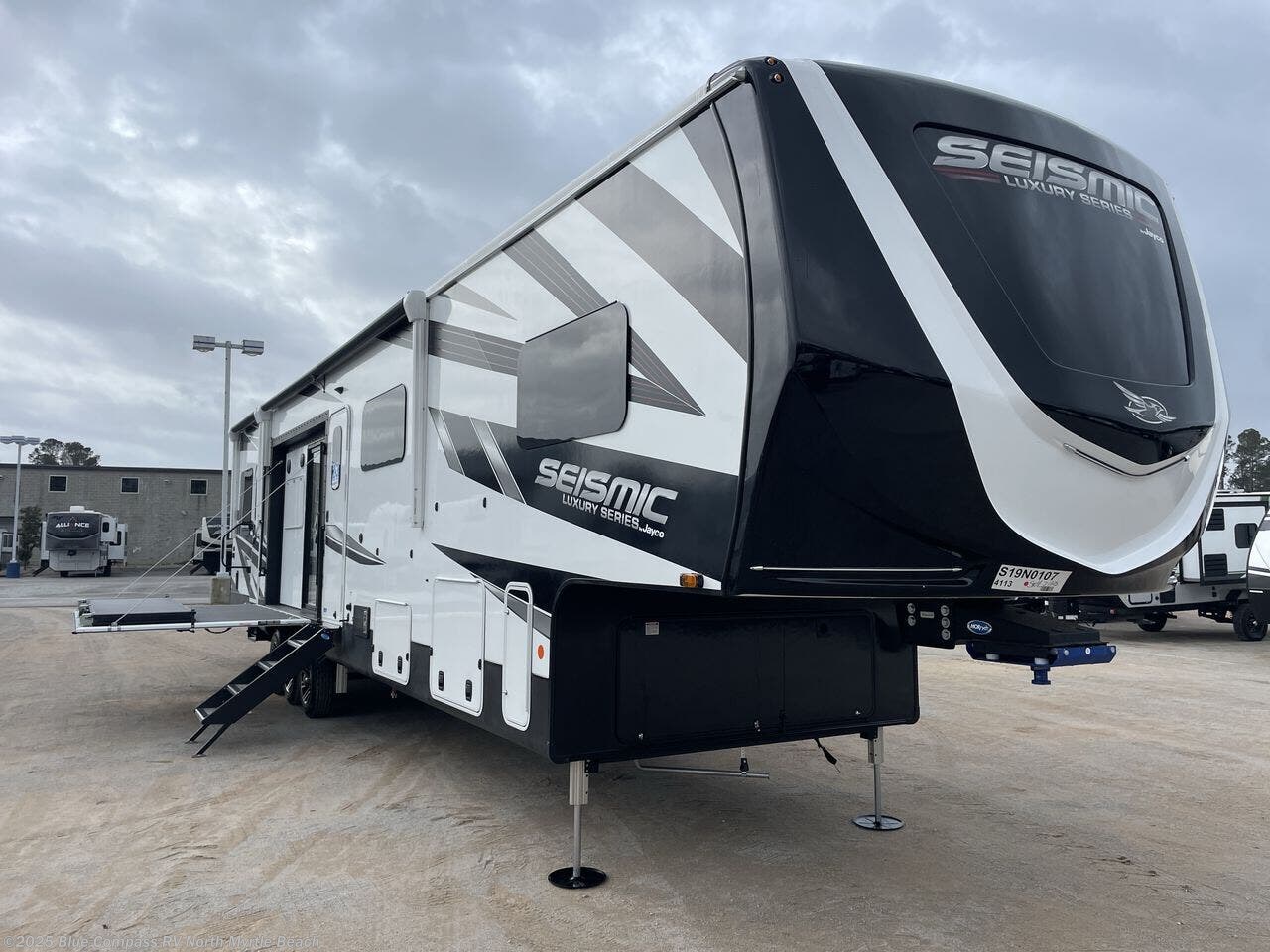 New 2025 Jayco Seismic Luxury Series 4113 available in Longs, South Carolina