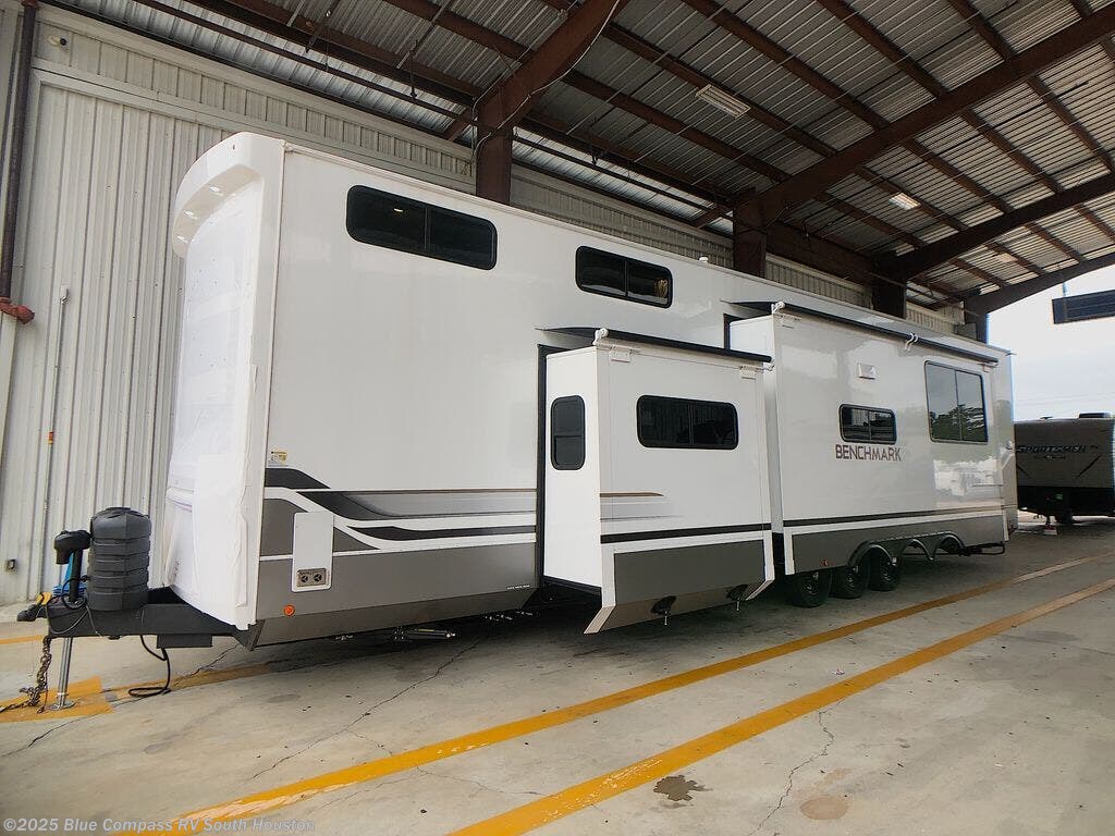 New 2025 Alliance RV Benchmark 44LFT available in Alvin, Texas