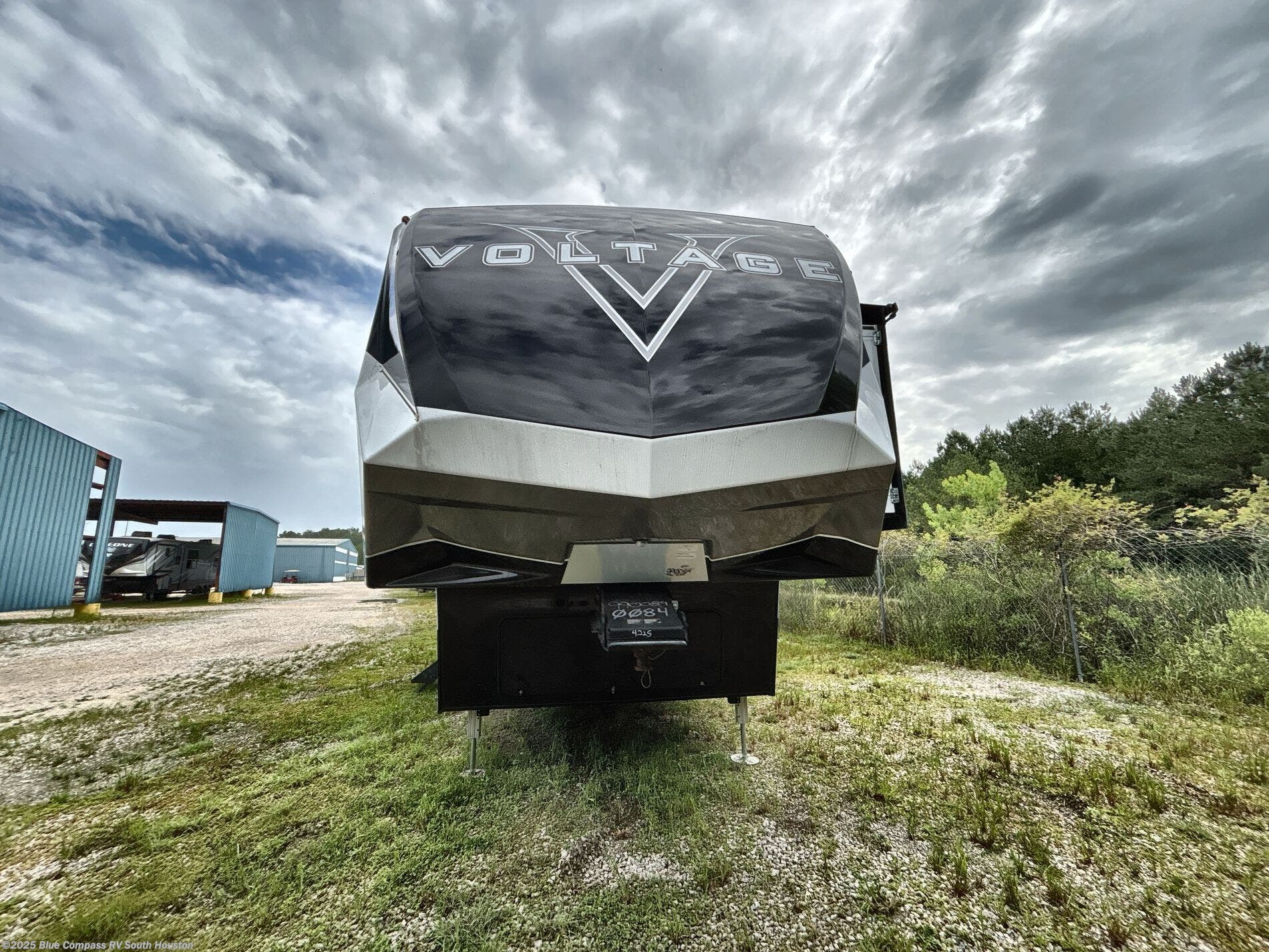 New 2025 Dutchmen Voltage 4225 available in Alvin, Texas