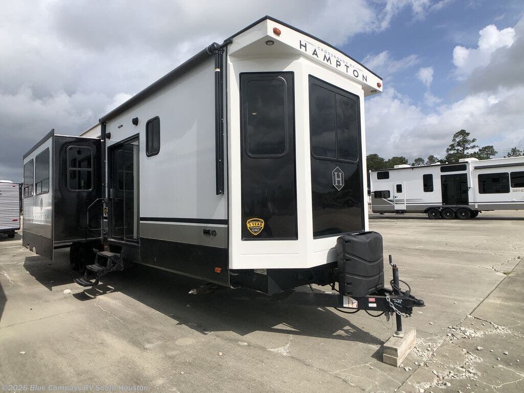 Used 2023 CrossRoads Hampton 378DBB available in Alvin, Texas