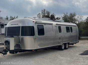 Used 2022 Airstream Classic 33FB Queen available in Castle Hills, Texas