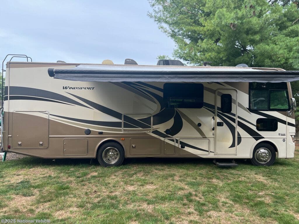 Used 2016 Thor Motor Coach Windsport 29M available in Des Moines, Iowa