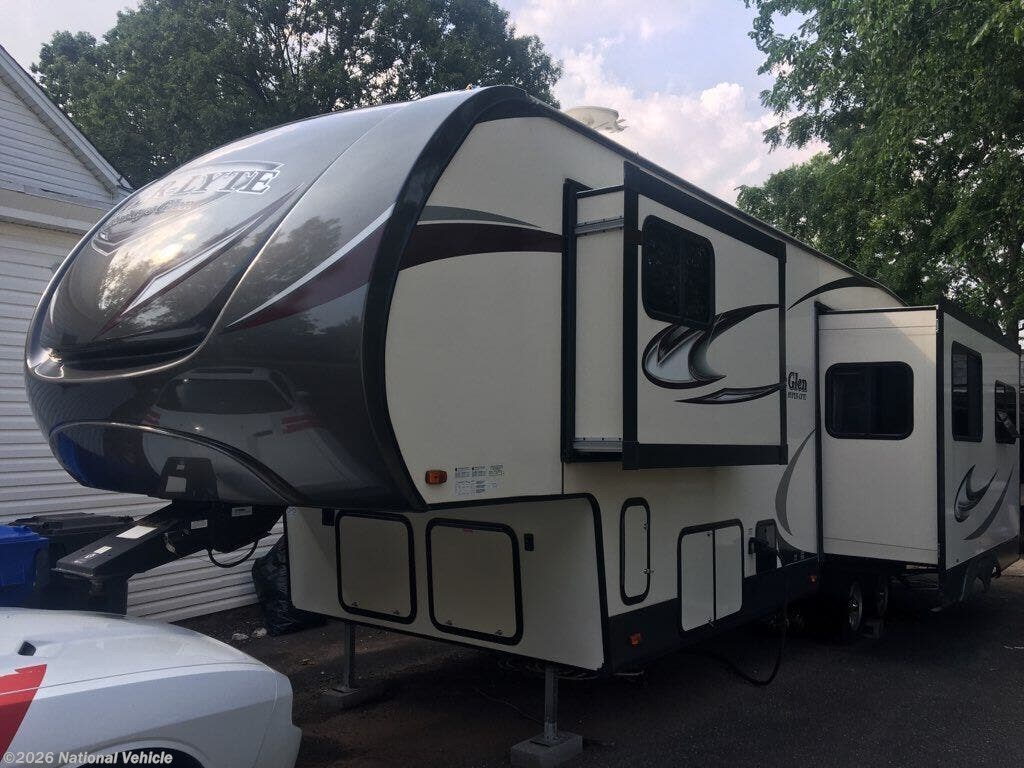Used 2018 Forest River Wildwood Heritage Glen Lite 29RLSHL available in Woodbridge, New Jersey
