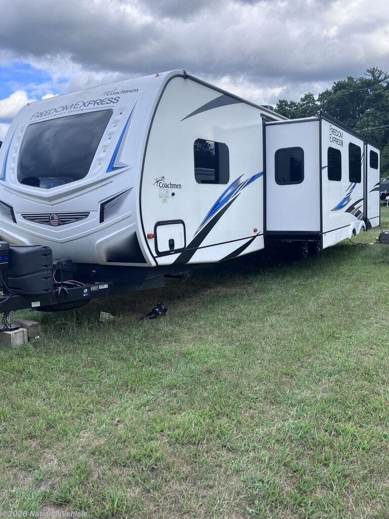 Used 2021 Coachmen Freedom Express Liberty 320BHDSLE available in Lapeer, Michigan