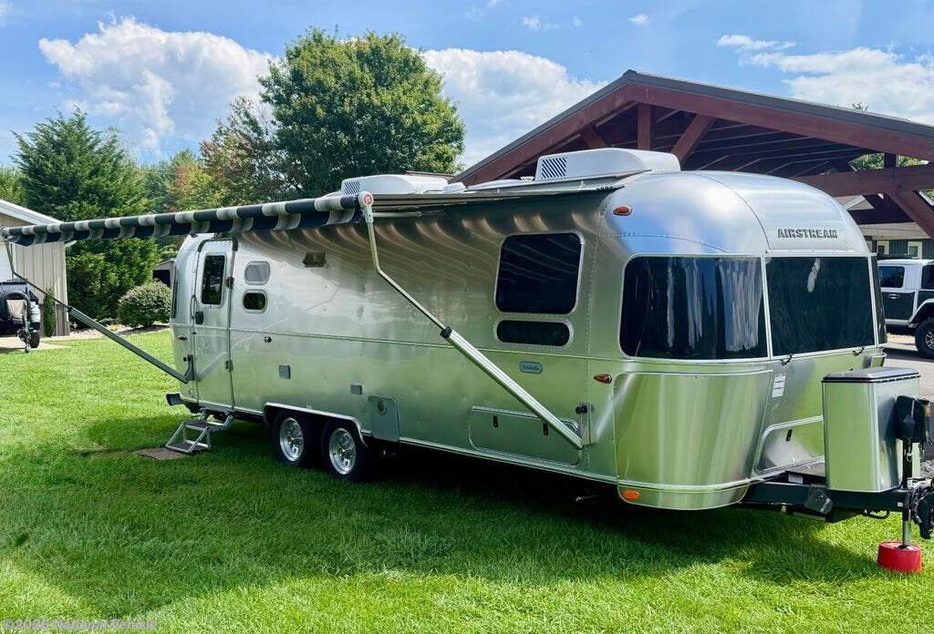 Used 2025  Airstream Globetrotter 27FB Twin by Airstream from National Vehicle in West Jefferson, NC