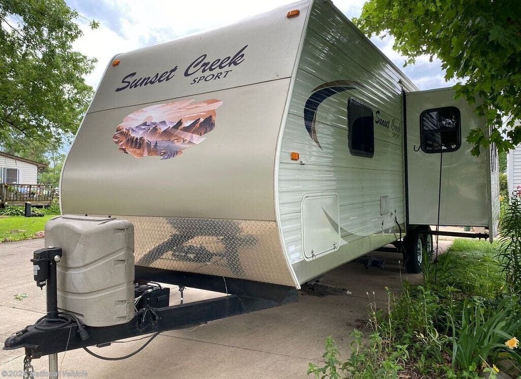 Used 2013  Winnebago  Sunset Creek Sport 267RL by Winnebago from National Vehicle in North Liberty, IA