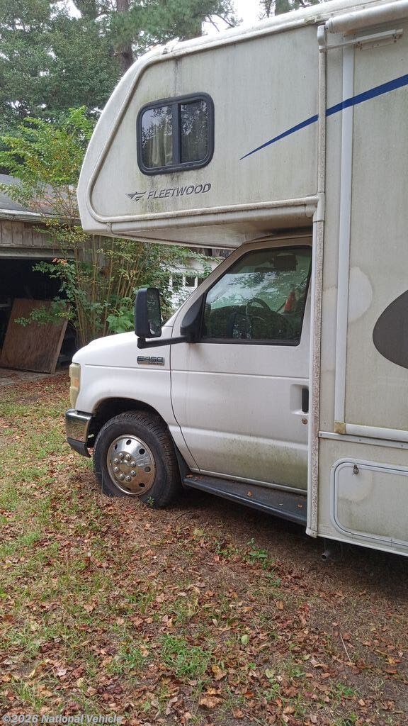 Used 2010  Fleetwood Jamboree 30U by Fleetwood from National Vehicle in Franklin, VA