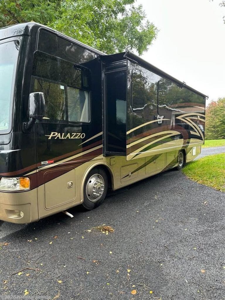Used 2014  Thor Motor Coach Palazzo 33.2 by Thor Motor Coach from National Vehicle in Saylorsburg, PA
