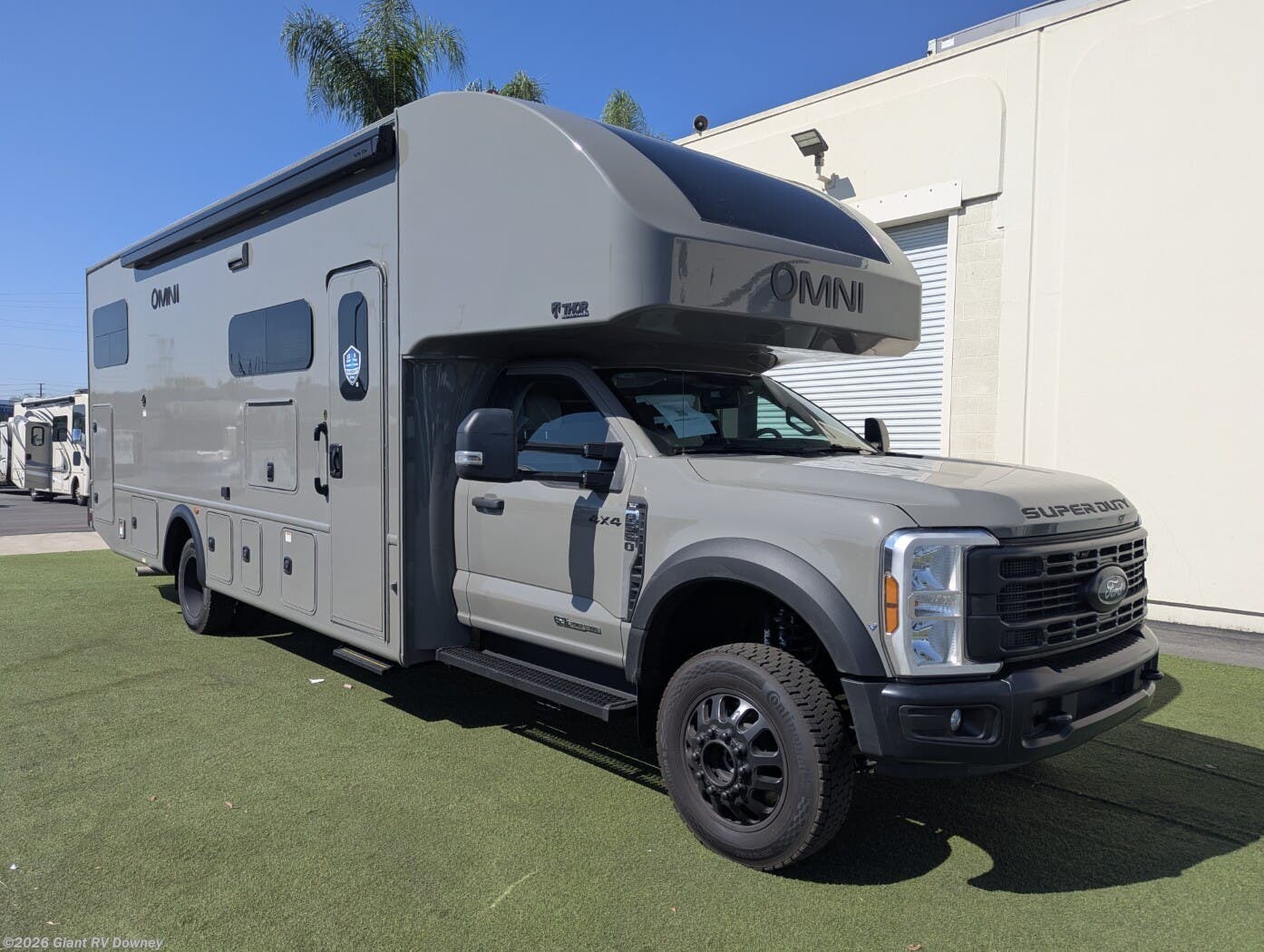 New 2027 Thor Motor Coach Omni Z30 available in Downey, California