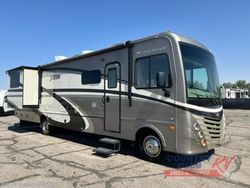 Used 2016  Fleetwood Storm 35SK by Fleetwood from Country Club RV in Yuma, AZ