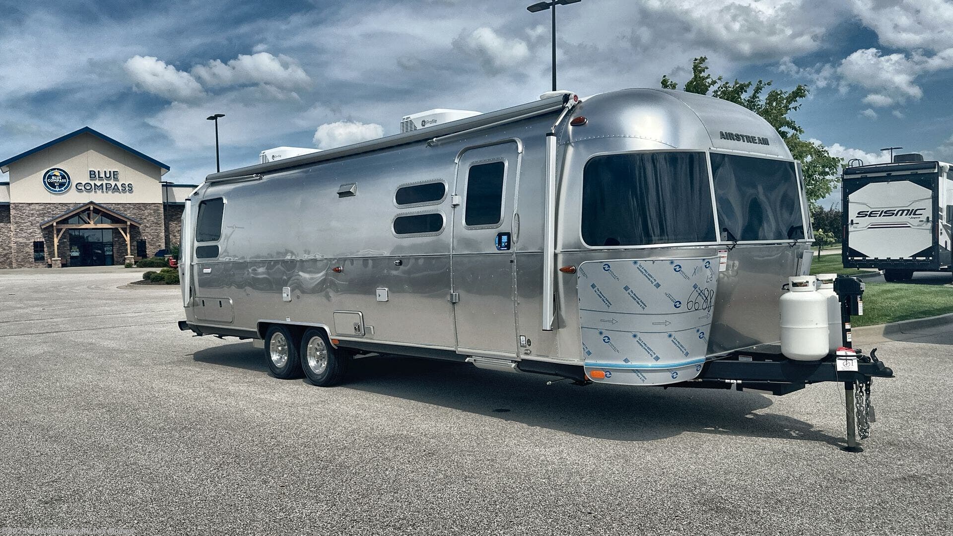 New 2025 Airstream International 30RB Twin available in Altoona, Iowa