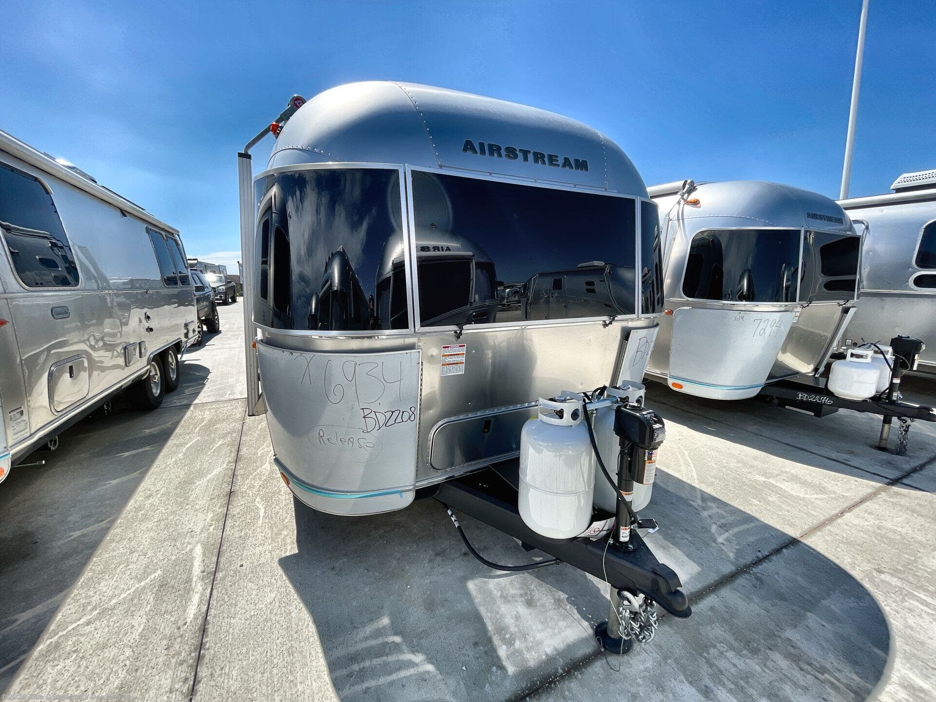 New 2027 Airstream International 27FB Twin available in Altoona, Iowa