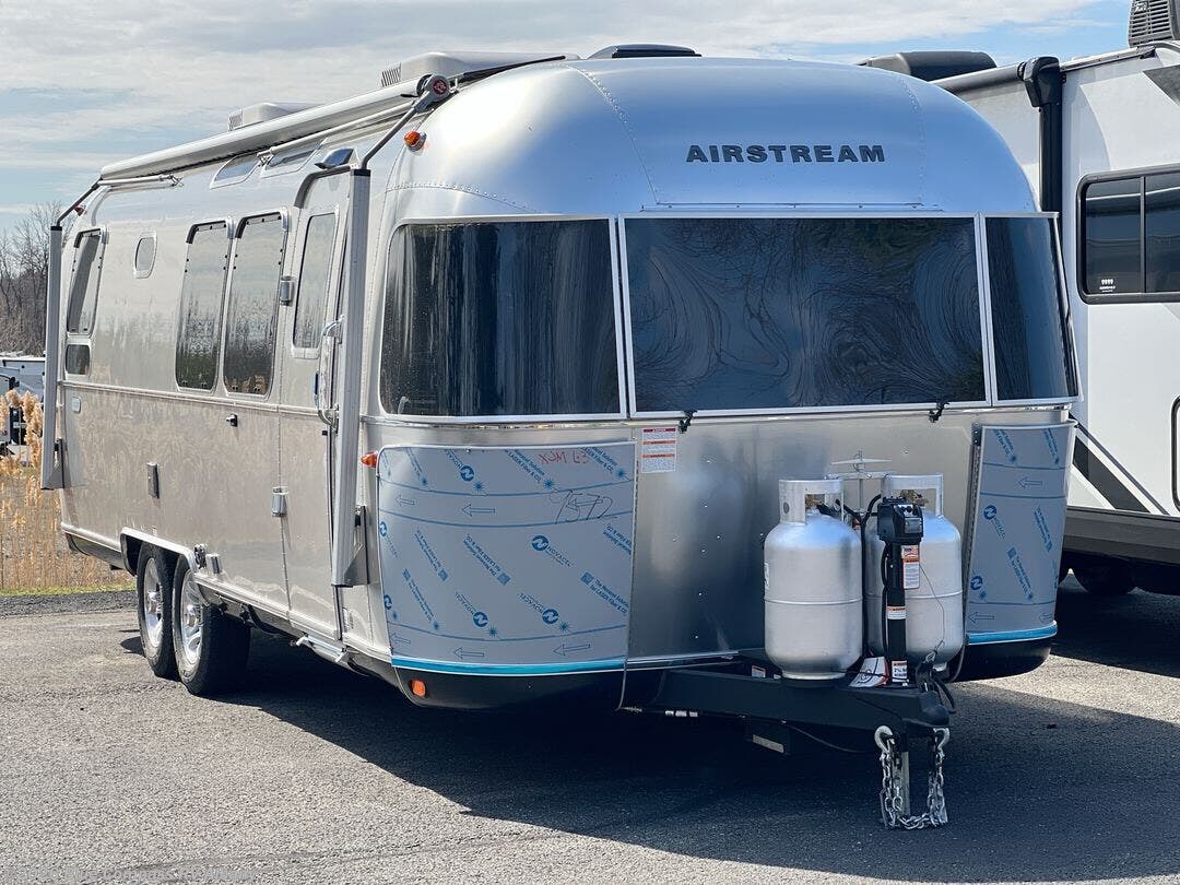 New 2026 Airstream Classic 28RB available in Latham, New York
