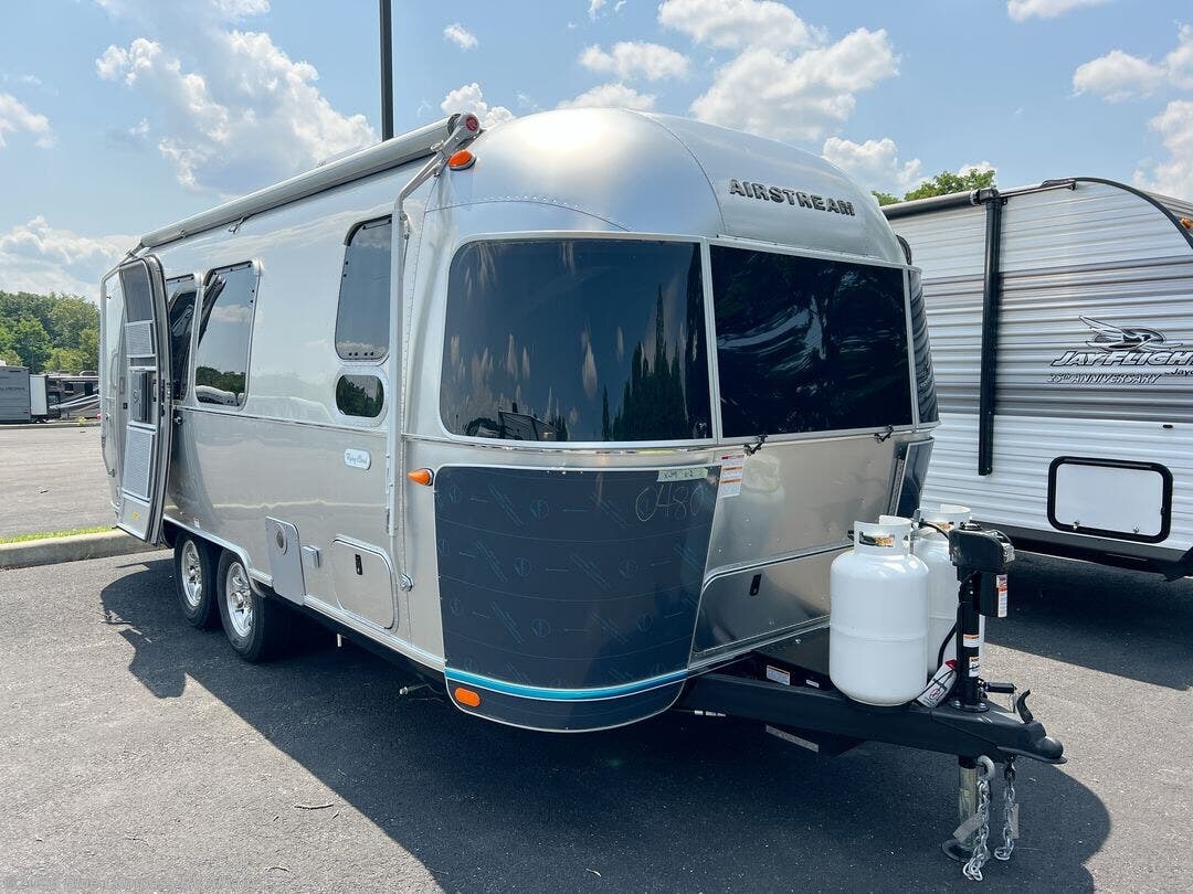 New 2027 Airstream Flying Cloud 23FB Twin available in Latham, New York