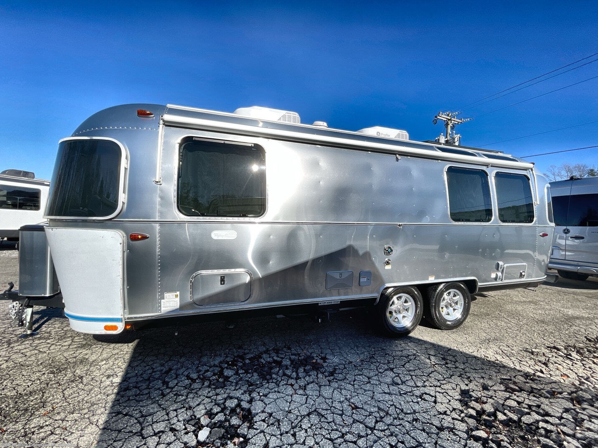 New 2026 Airstream Flying Cloud 25FB Twin available in Casselberry, Florida