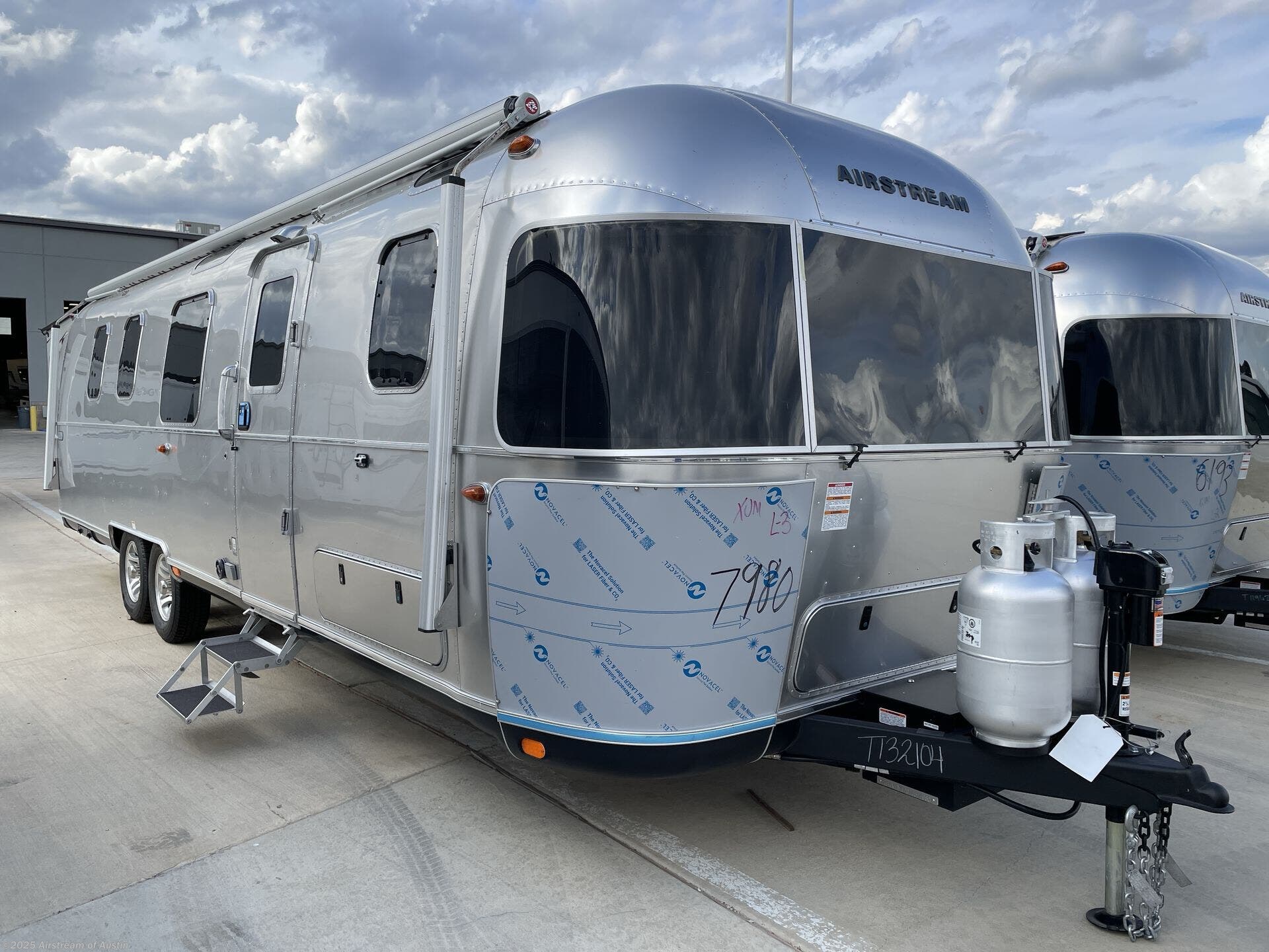 New 2026 Airstream Classic 33FB Twin available in Buda, Texas