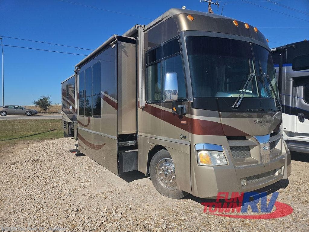Used 2006 Winnebago Suncruiser M-38J-WORKHORSE available in Wharton, Texas