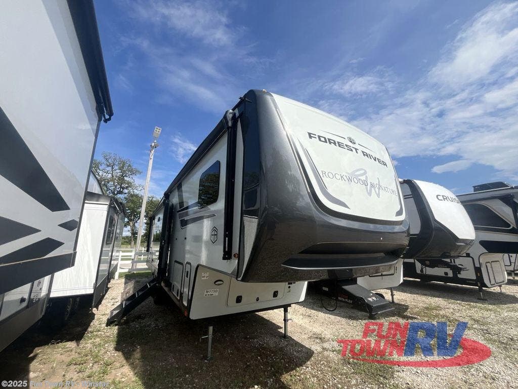 New 2025 Forest River Rockwood Signature 374DBH available in Thackerville, Oklahoma