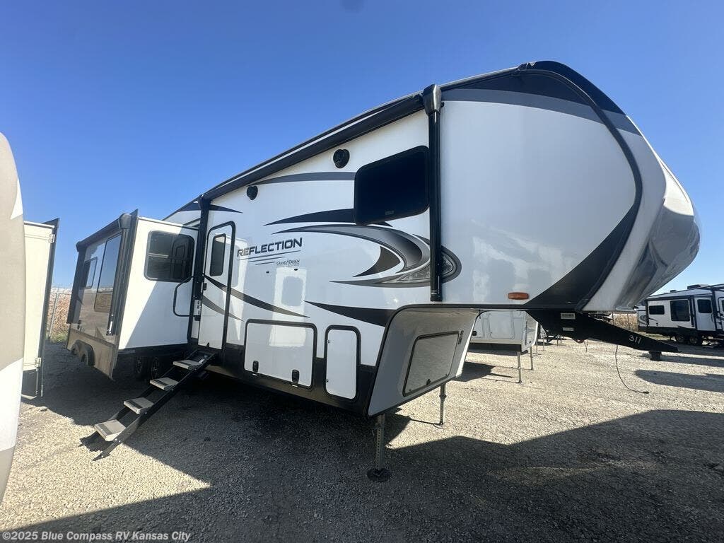 Used 2022 Grand Design Reflection 311BHS available in Grain Valley, Missouri