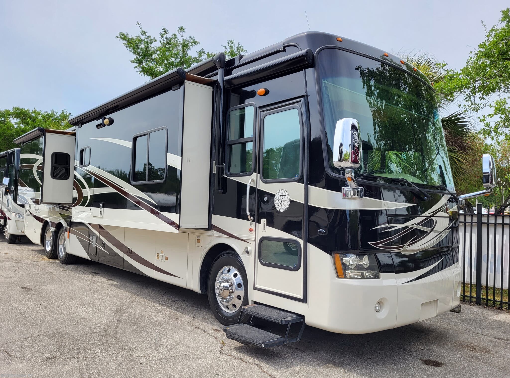 Used 2010  Tiffin Phaeton 42 QBH by Tiffin from Glades RV in Fort Myers, FL