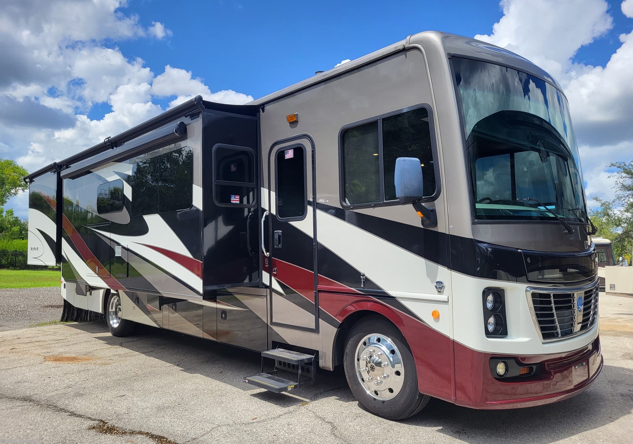 Used 2018  Holiday Rambler Vacationer 35P by Holiday Rambler from Glades RV in Fort Myers, FL