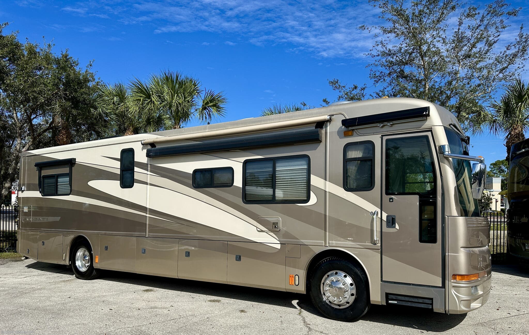 Used 2004  American Coach American Tradition 40J by American Coach from Glades RV in Fort Myers, FL