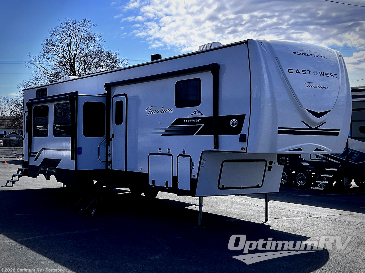 New 2026 East to West Tandara 389DS available in Pottstown, Pennsylvania