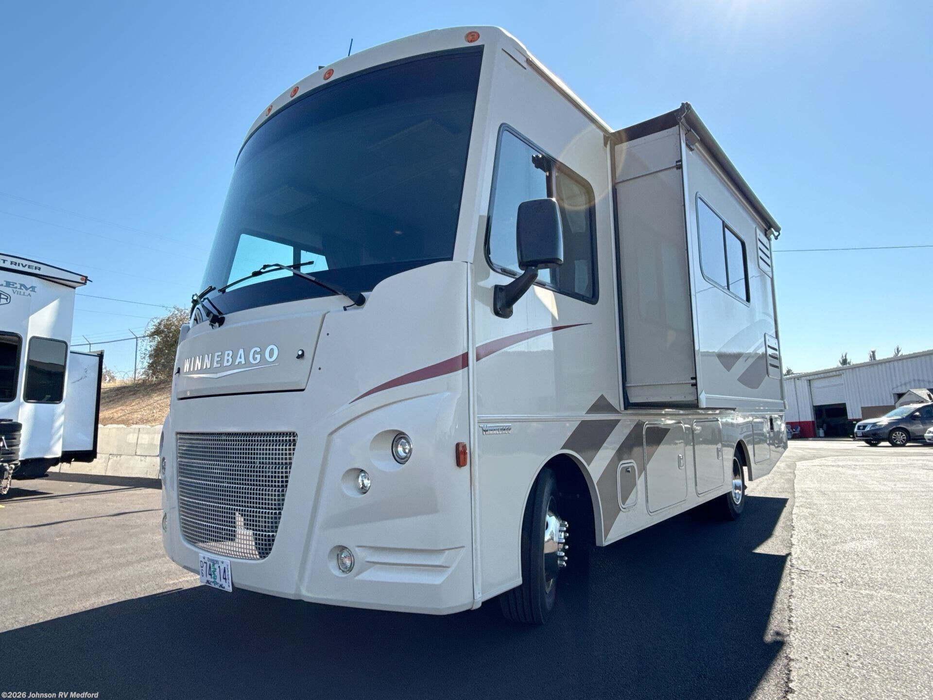 Used 2018  Winnebago Vista 26HE by Winnebago from Johnson RV Medford in Medford, OR