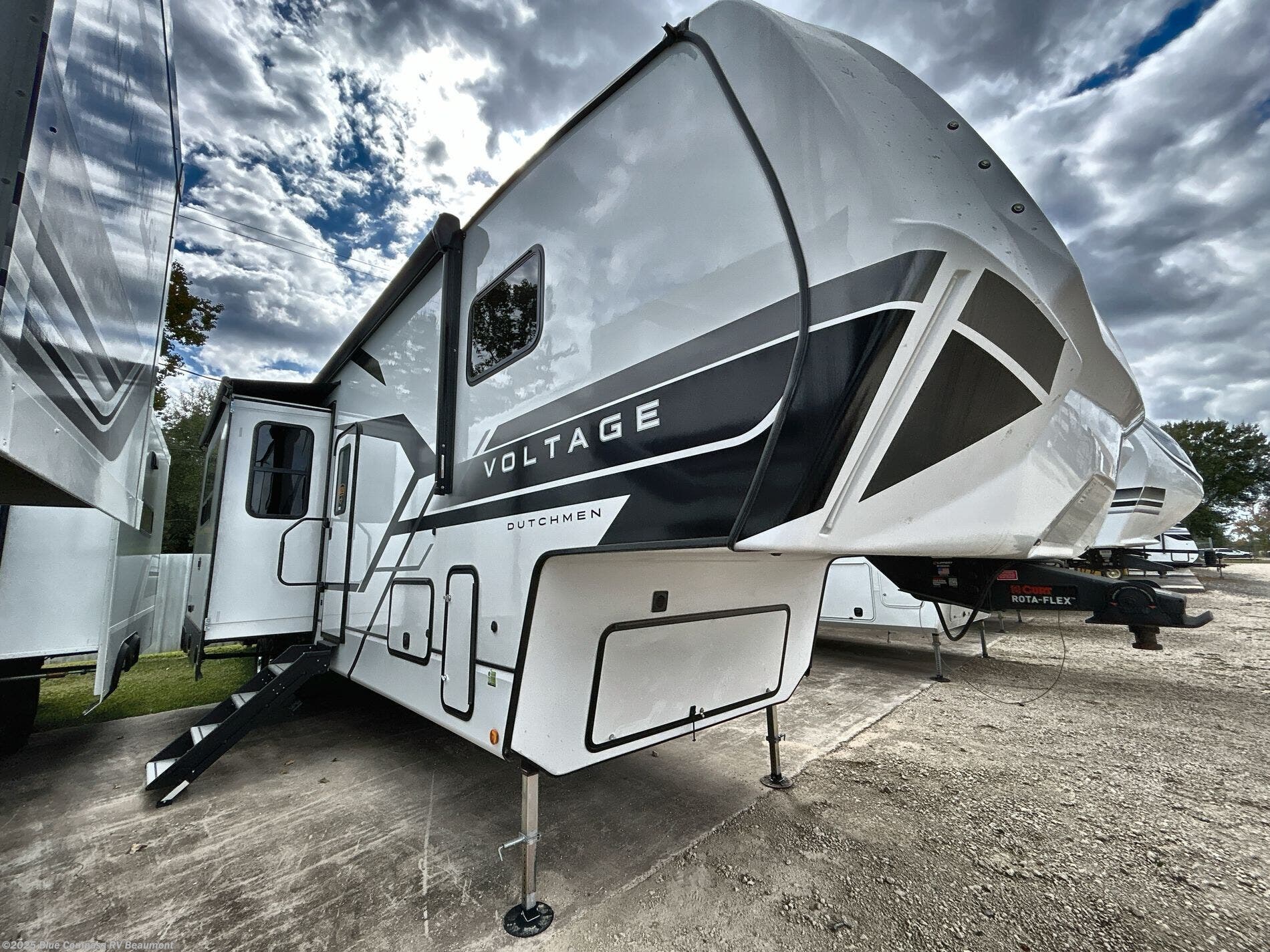 New 2026 Dutchmen Voltage V-Series 3850 available in Vidor, Texas