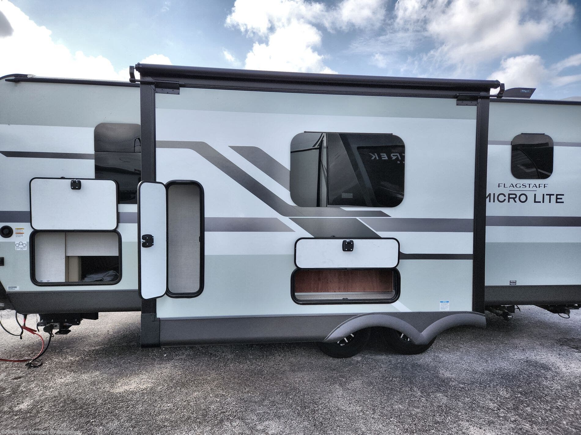 New 2026  Forest River Flagstaff Micro Lite 25BRDS by Forest River from Blue Compass RV Beaumont in Vidor, TX