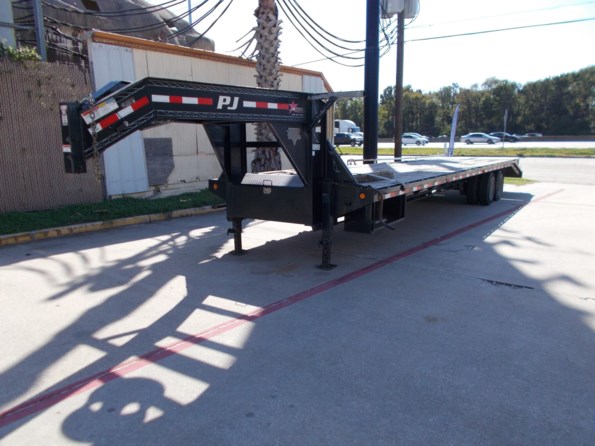 2018 PJ Trailers 102x36 Gooseneck Flatbed Monster Ramps 25900 GVWR available in Ennis, TX