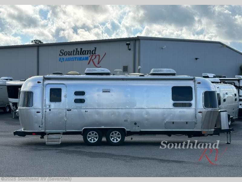 Used 2022 Airstream Flying Cloud 27FB Twin available in Savannah, Georgia
