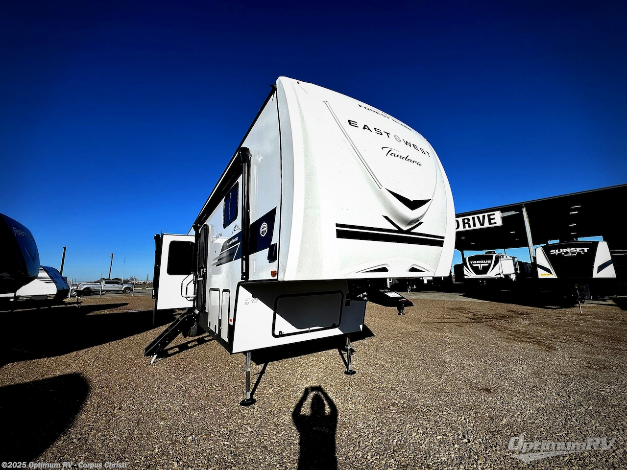 New 2026 East to West Tandara 389DS available in Robstown, Texas