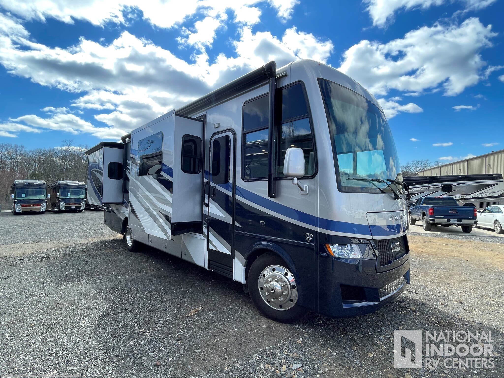 Used 2023  Newmar Bay Star 3225 by Newmar from National Indoor RV Centers in Manassas, VA