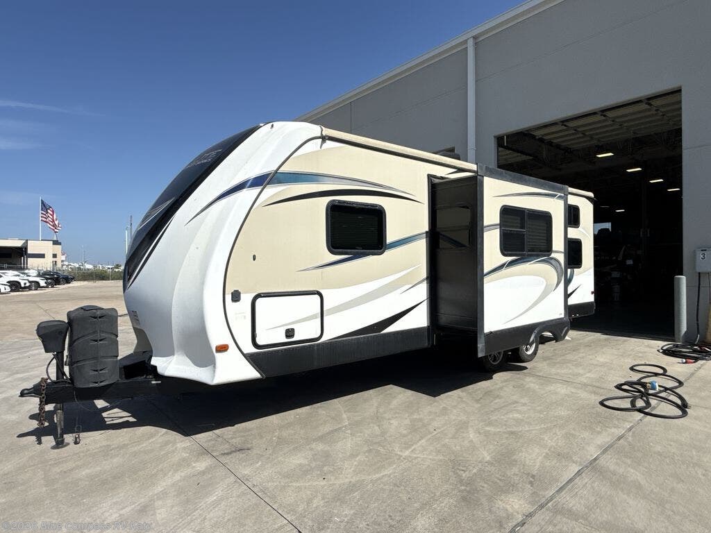 Used 2017 Dutchmen Aerolite Luxury Class 242BHSL available in Katy, Texas
