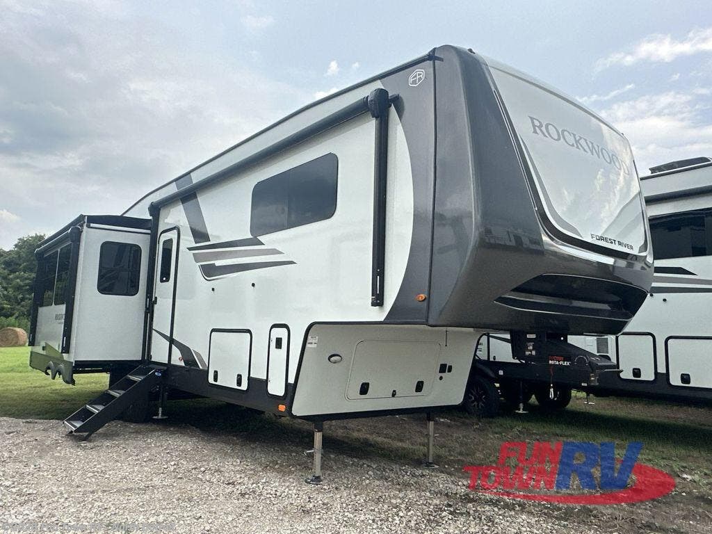 New 2026 Forest River Rockwood Signature 405SBH available in North Branch, Michigan