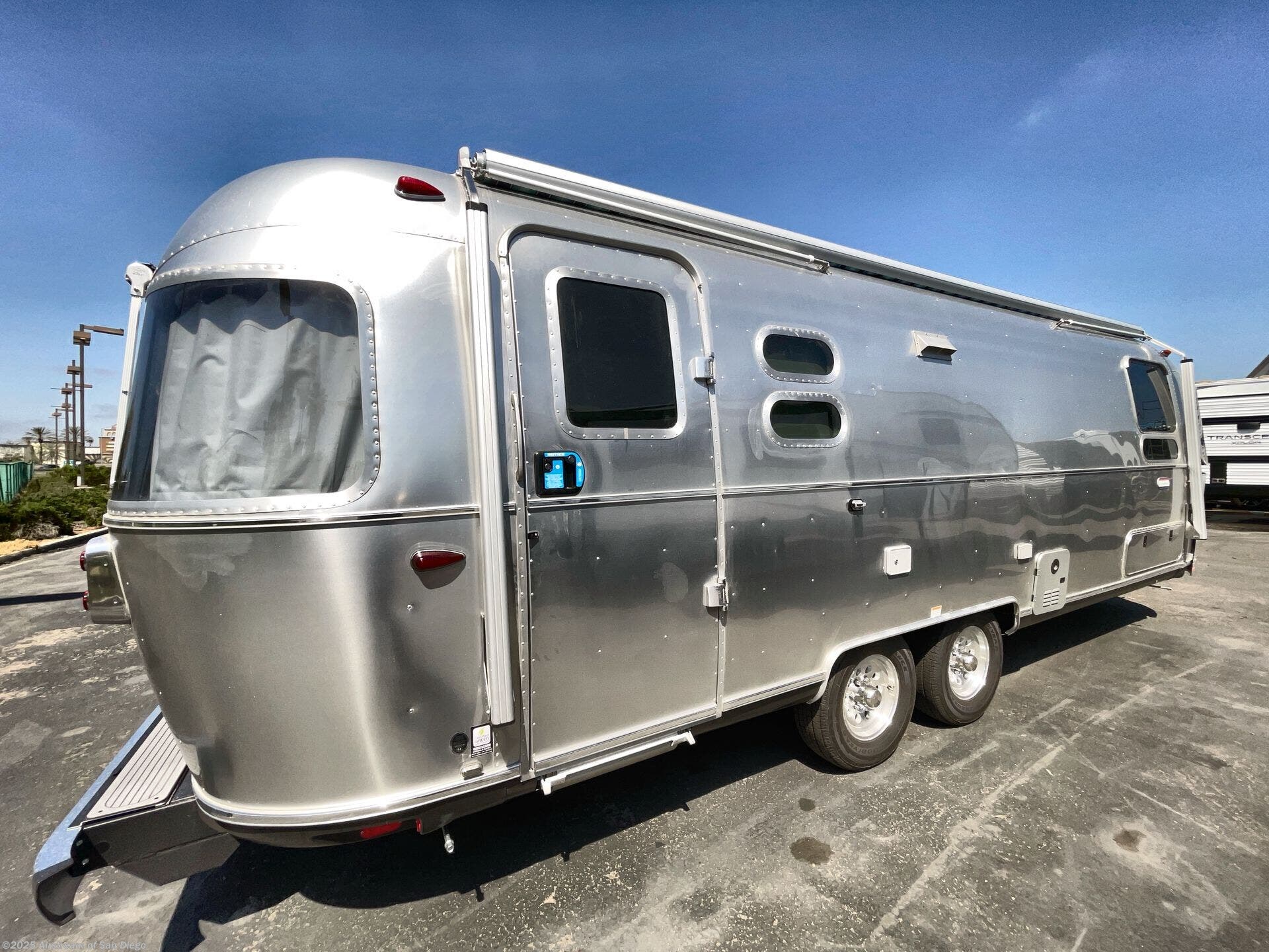 New 2025 Airstream International 27FB Twin available in San Diego, California