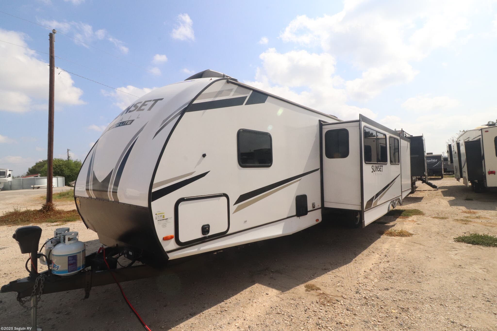 Used 2023 CrossRoads Sunset Trail SS331BH available in Seguin, Texas