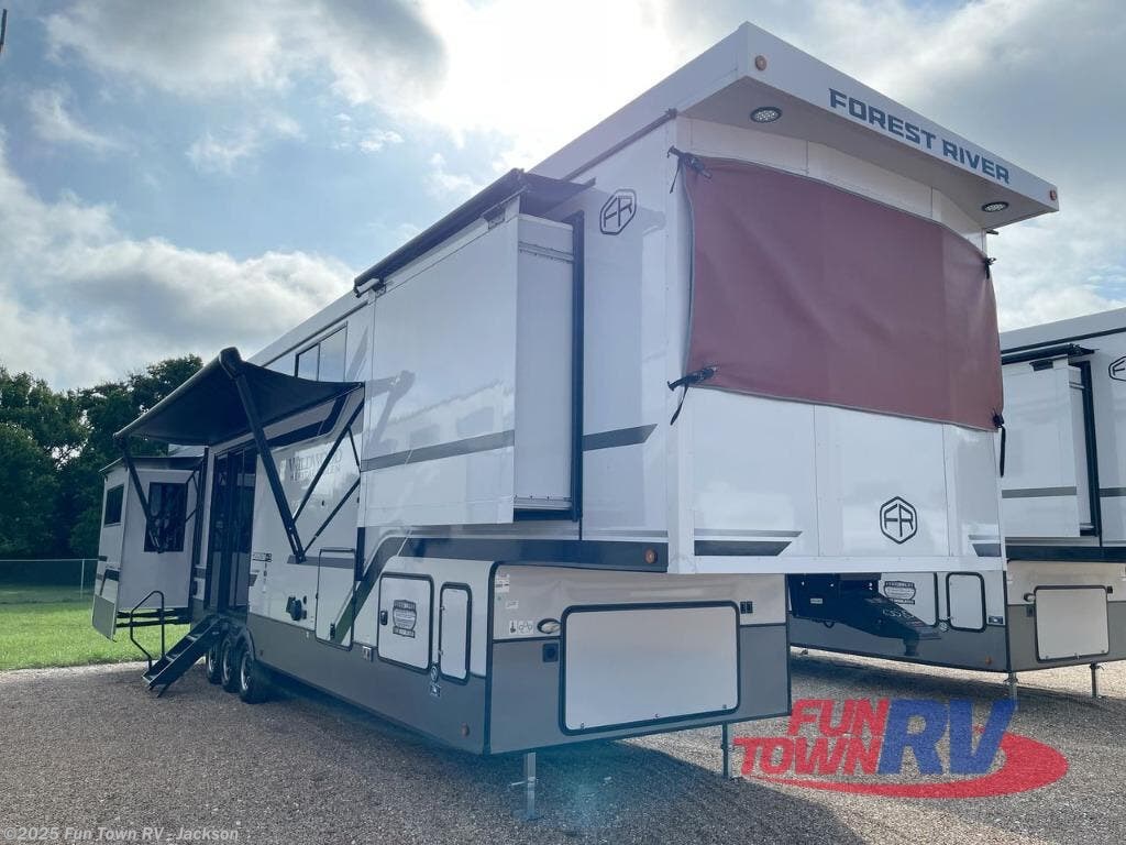New 2025 Forest River Wildwood Heritage Glen ROOST43 available in Jackson, Mississippi