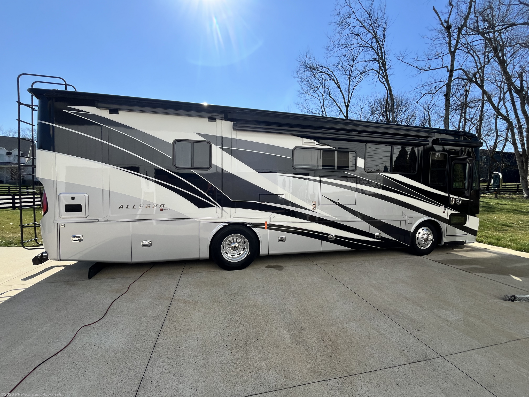 Used 2021 Tiffin Allegro Red 33 AA- LOCATED IN FRANKLIN, TENNESSEE available in , Florida