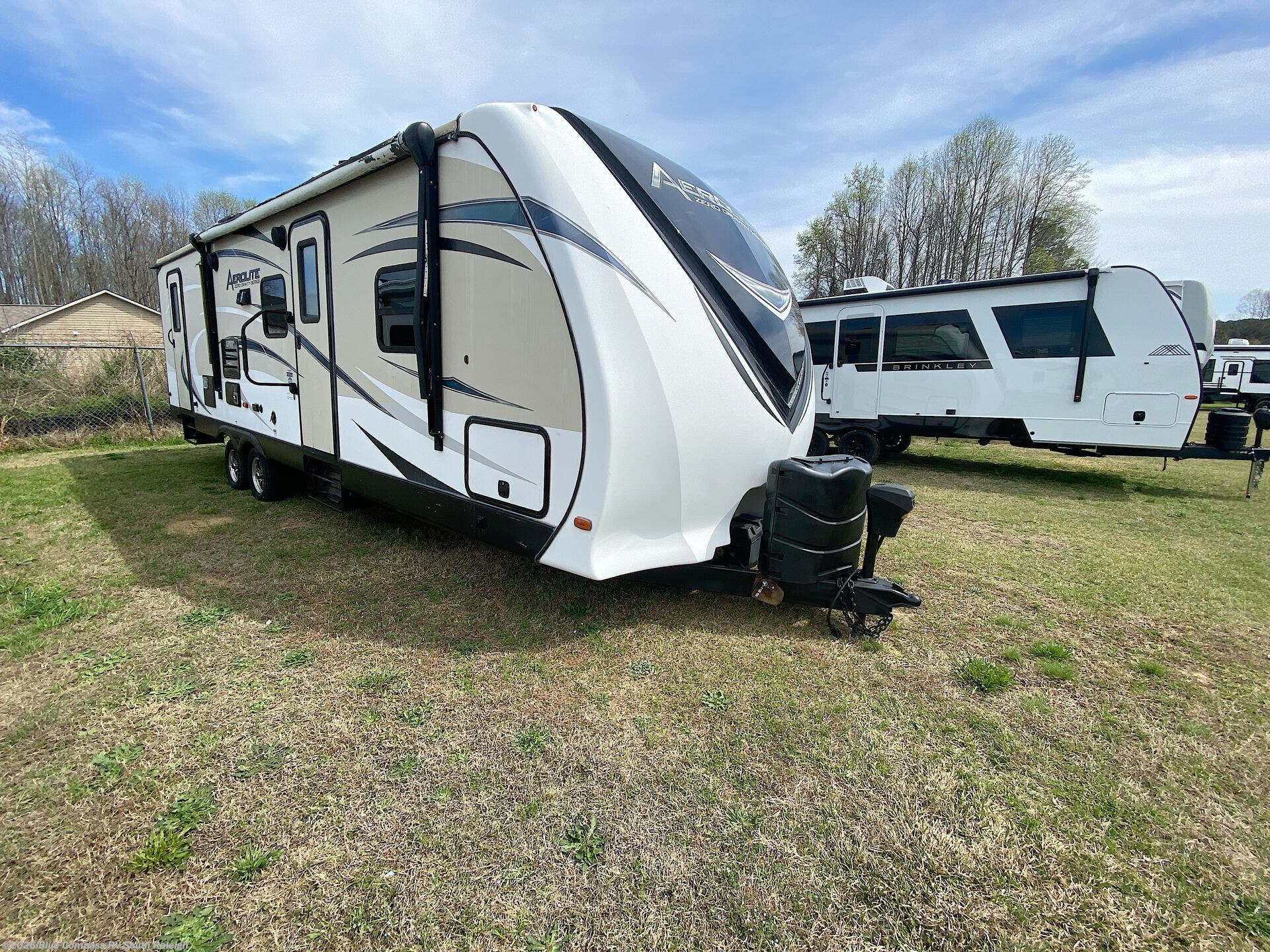 Used 2017  Dutchmen Aerolite Luxury Class 282DBHS by Dutchmen from Blue Compass RV South Raleigh in Benson, NC