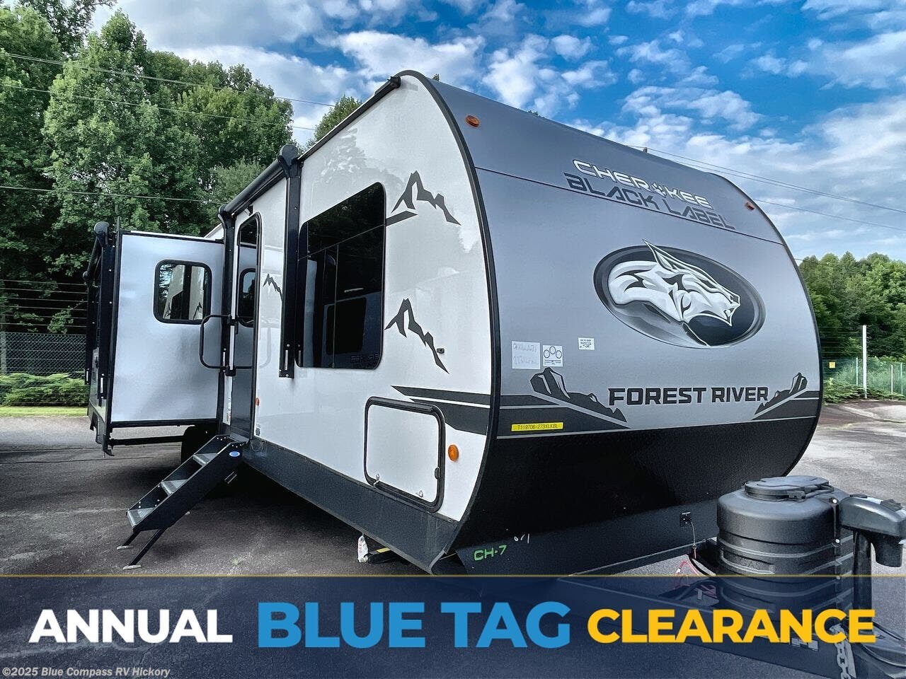 New 2025 Forest River Cherokee Wolf Den 273XLKBL available in Claremont, North Carolina